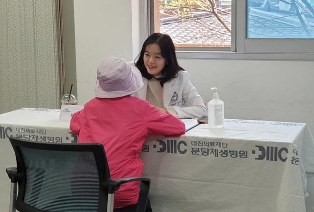 분당제생병원 재활의학과 문현임 진료과장이 황송노인종합복지관을 방문한 어르신들의 진료상담을 하고 있다. ⓒ타임즈 