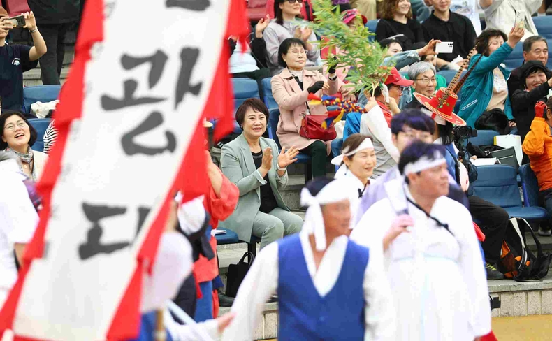 서울특별시 송파구의회(의장 이혜숙)는 4월 26일(토) 15시 서울놀이마당에서 열린 ‘2025 송파 탈춤 페스티벌’에 참석했다 ⓒ타임즈