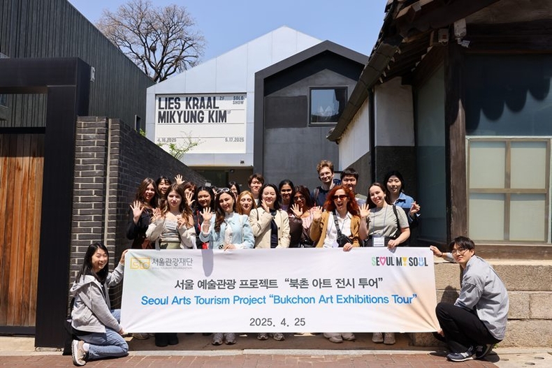북촌 아트 투어’ 세 번째 코스인 백아트 앞에서 외국인 체험단이 단체사진을 촬영하고 있다. ⓒ타임즈 