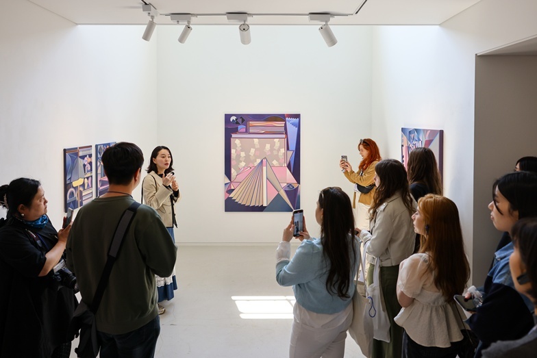 '북촌 아트 투어' 두 번째 코스인 갤러리 기체에서 전문 도슨트 이소영 작가가 전시해설을 진행하고 있다. ⓒ타임즈 
