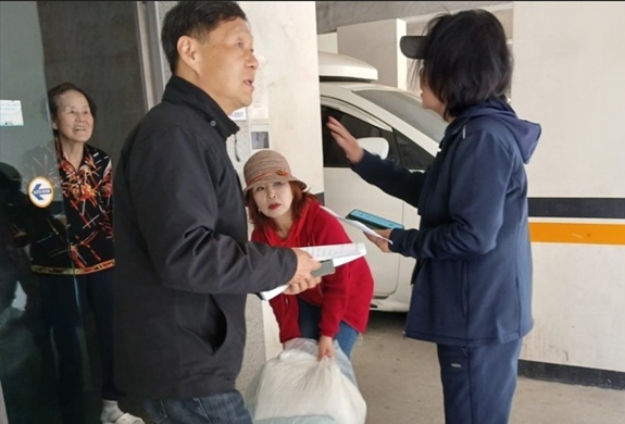 성남시한마음봉사단 회원들이 독거어르신 가정을 방문해 세탁물을 수거하고 있다. ⓒ타임즈 