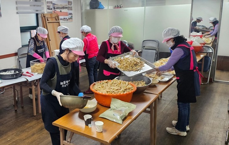 늘품봉사단 회원들이 취약계층 가정에 전달할 반찬을 만들고 있다. ⓒ타임즈 