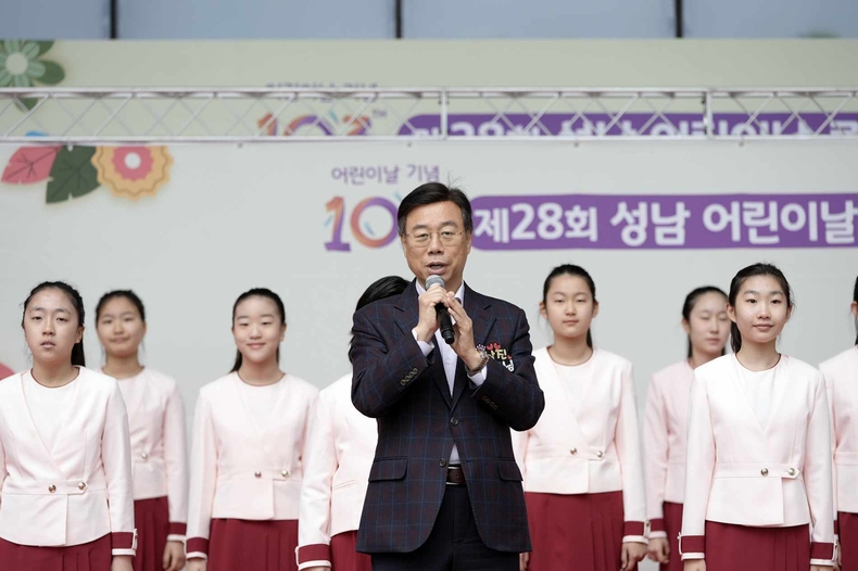 1. 신상진 성남시장이 제28회 성남어린이날 큰잔치 행사에 참석해 인사말을 전하고 있다 ⓒ타임즈