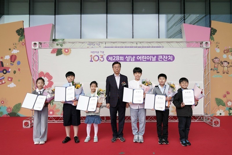 2. 신상진 성남시장이 제28회 성남어린이날 큰잔치 행사에 참석해 인사말을 전하고 있다 ⓒ타임즈