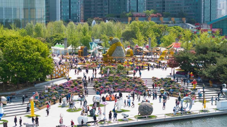 2025고양국제꽃박람회, 어버이날 특별 이벤트(1) ⓒ타임즈<br>
<사진설명> 방문객으로 가득 찬 일산호수공원