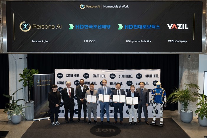 HD한국조선해양, HD현대로보틱스가 최근 미국 휴스턴에서 ‘페르소나 AI(Persona AI)’, ‘바질컴퍼니(VAZIL COMPANY)’와 ‘조선 용접용 휴머노이드 개발을 위한 업무협약(MOU)’을 체결했다. 사진 오른쪽 두 번째부터 송영훈 HD현대로보틱스 솔루션부문장, 이동주 HD한국조선해양 제조혁신랩 부문장, 닉 래드포드(Nicolaus Radford) 페르소나 AI CEO, 김성원 바질컴퍼니 CTO ⓒ타임즈 