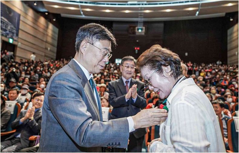 신상진 성남시장이 제53회 어버이날 기념식에 참석해 어르신께 카네이션을 달아드리고 있다 ⓒ타임즈