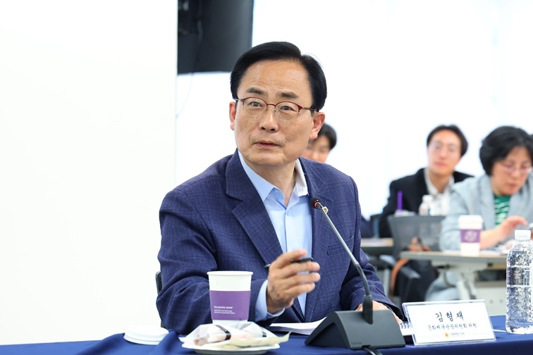김형재 시의원이 4월 29일 서울관광재단 관광플라자를 방문,길기연 대표에게 질의를 하고 있다. ⓒ타임즈