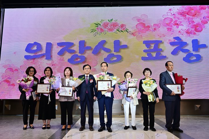강석주 의원(왼쪽부터 네 번째)이 수상자들과 기념촬영을 하고 있다, ⓒ타임즈 