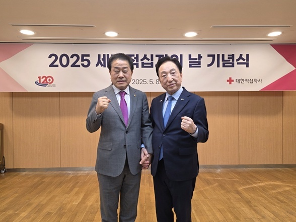 5월 8일 대한적십자사 본사 서울사무소 앙리뒤낭홀에서 개최된 ‘제78회 세계적십자의 날’ 기념식에 참석한 김용호 시의원(왼쪽)이 대한적십자사 김철수 회장(오른쪽)과 기념촬영을 하고 있다. ⓒ타임즈 