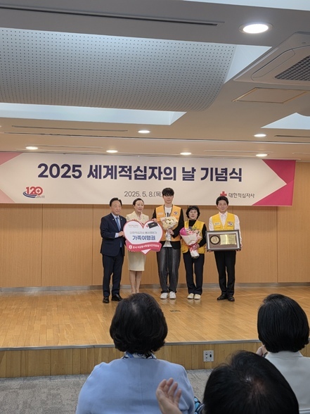 5월 8일 대한적십자사 본사 서울사무소 앙리뒤낭홀에서 개최된 ‘제78회 세계적십자의 날’ 기념식에서 3대에 걸쳐 57년간 봉사활동을 이어온 대구의 손수애 여사 가족이 ‘적십자 봉사명문가’로 선정되어 표창을 수상했다. ⓒ타임즈 