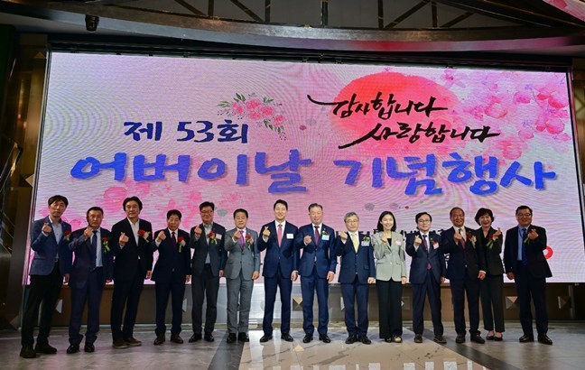 5월 8일 마포구 케이터틀 컨벤션홀에서 열린 ‘제53회 서울시 어버이날 기념행사’에 참석한 김용호 시의원(왼쪽 여섯 번째)이 오세훈 서울시장(왼쪽 일곱 번째), 최호정 서울시의회 의장(오른쪽 다섯 번째) 등 내외빈과 단체 기념촬영을 하고 있다. ⓒ타임즈 
