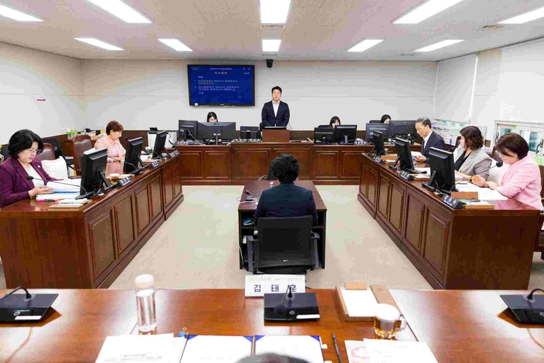 사진 설명: 안산시의회 의회운영위원회가 지난 9일 제296회 임시회 폐회중 회의를 열고 김태훈 안산문화재단 대표이사 임명후보자에 대한 인사청문을 실시했다. 사진은 이날 회의 중 한 장면(1) ⓒ타임즈