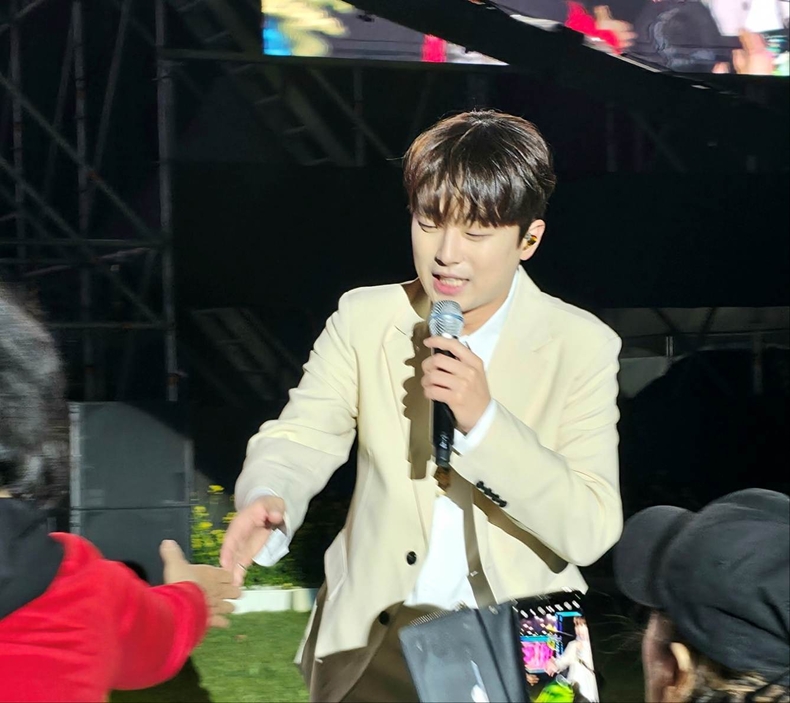 2025 구리 유채꽃 축제에서 가수 이찬원 사진(2) ⓒ타임즈