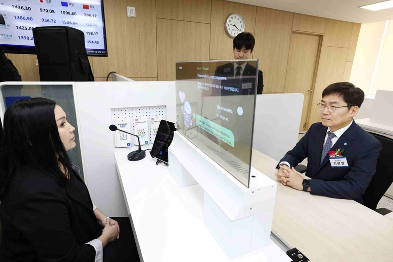 외국인금융센터 확장 개점 ⓒ타임즈<사진은 13일 경기도 안산시에 위치한 기업은행 안산외국인금융센터에서 김형일 IBK기업은행 전무이사(오른쪽)가 실시간 통번역서비스 시스템을 시연하고 있는 모습>