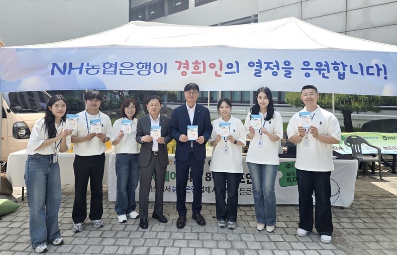 14일 경희대에서 열린 이벤트 캠페인에서 농협은행 개인디지털금융부문 박내춘 부행장(우측 네번째) 및 임직원들이 기념촬영을 하고 있다. ⓒ타임즈 