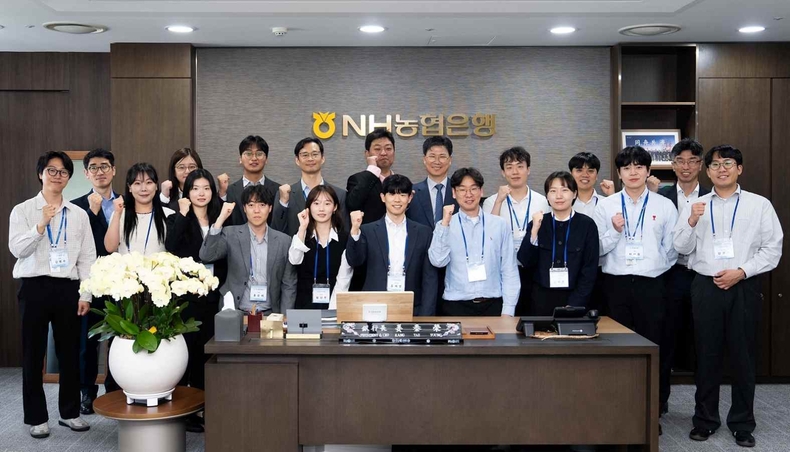 지난 14일 농협은행장 집무실에서 강태영 은행장(사진 가운데)과 'AI 코드 어시스턴트' 추진직원들이 격의없는 With CEO 소통행사를 가졌다 ⓒ타임즈