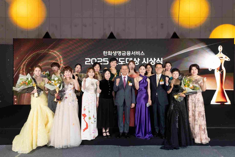 사진2.한화생명금융서비스 2025 연도대상 시상식 개최(수상자기념촬영) ⓒ타임즈
