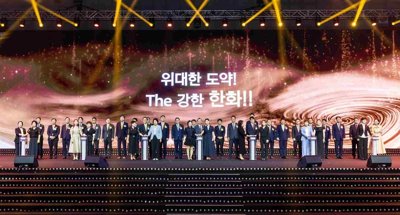 사진3.한화생명금융서비스 2025 연도대상 시상식 개최(피날레 세레모니 단체사진) ⓒ타임즈