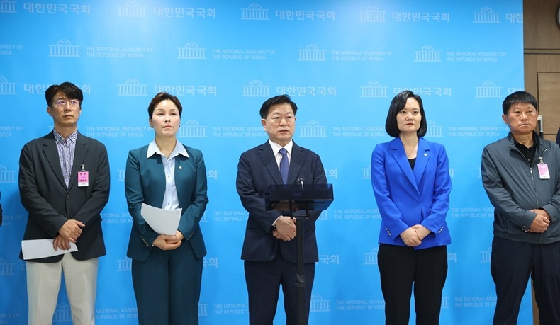 박승원 광명시장(사진 가운데)이 20일 오전 국회 소통관 브리핑룸에서 열린 신안산선 붕괴사고 대책 마련 촉구 공동 기자회견에 참석해 정부와 관련 기관, 업체들의 신속한 보상과 재발 방치 대책 마련을 촉구하고 있다. 3 ⓒ타임즈 