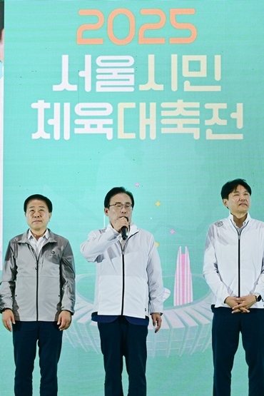 김형재 의원이 지난 17일 잠실실내체육관에서 개최된 ‘2025 서울시민체육대축전’ 개회식에 참석하여 축하 인사말을 하고 있다. ⓒ타임즈 