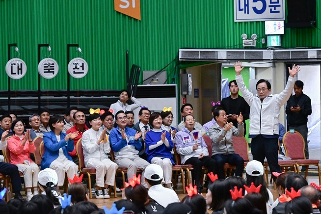 김형재 의원이 지난 17일 잠실실내체육관에서 개최된 ‘2025 서울시민체육대축전’ 개회식에 참석하여 선수단 및 시민들에게 인사를 하고 있다. ⓒ타임즈 