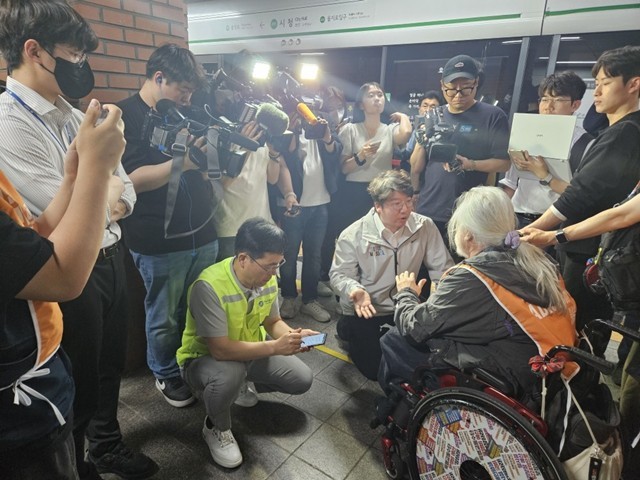 지난 5월 13일, 전장연의 시청역 점거에 대해 항의하며 해산을 요청하는 문성호 서울시의원 ⓒ타임즈 