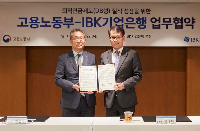 IBK기업은행-고용노동부 업무협약식 ⓒ타임즈<br>
<사진은 22일 서울 중구 기업은행 본점에서 열린 업무협약식에서 김성태 IBK기업은행장(오른쪽)과 김민석 고용노동부 차관(왼쪽)이 기념촬영을 하고 있는 모습>