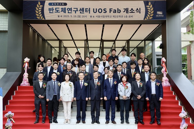 개소식에는 원용걸 서울시립대 총장을 비롯해 김인제 서울시의회 부의장, 심미경 기획경제위원회 위원, 이종호 전 과학기술정보통신부 장관 등 반도체 분야 주요 인사들이 참석했다. 앞 줄 오른쪽 세 번째가 심미경 시의원. ⓒ타임즈 