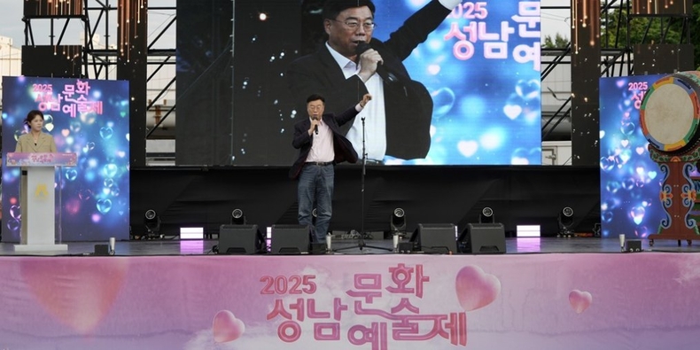 신상진 성남시장이 제39회 성남문화예술제 개막축하공연에 참석해 축사를 전하고 있다(2) ⓒ타임즈