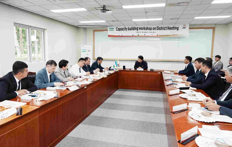 한난 정용기 사장이 우즈벡 고위 공무원들을 만나 환영인사를 나누고 있다 ⓒ타임즈