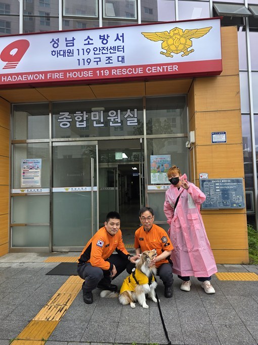  화재피해주민과 함께 있는 모습(왼쪽 민우식, 가운데 전병구) ⓒ타임즈 