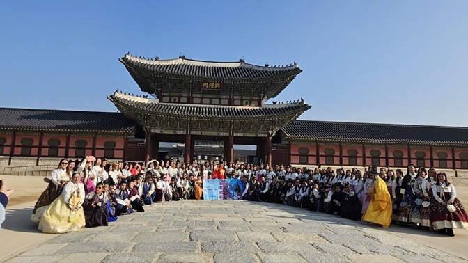 경복궁에서 한복 체험 중인 인센티브 단체 외국인 참가자 ⓒ타임즈 