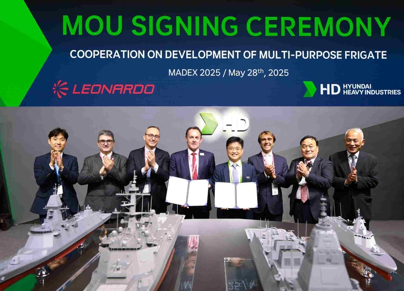 HD현대중공업이 부산 벡스코에서 열린 'MADEX 2025'에서 레오나르도와 MOU를 체결하고 기념 촬영을 하고 있다. (가운데에서 왼쪽 – 데릭 콕스(Derrick Cox) 레오나르도 동아시아담당임원, 가운데에서 오른쪽 - 우권식 HD현대중공업 특수선사업부 영업무문장)