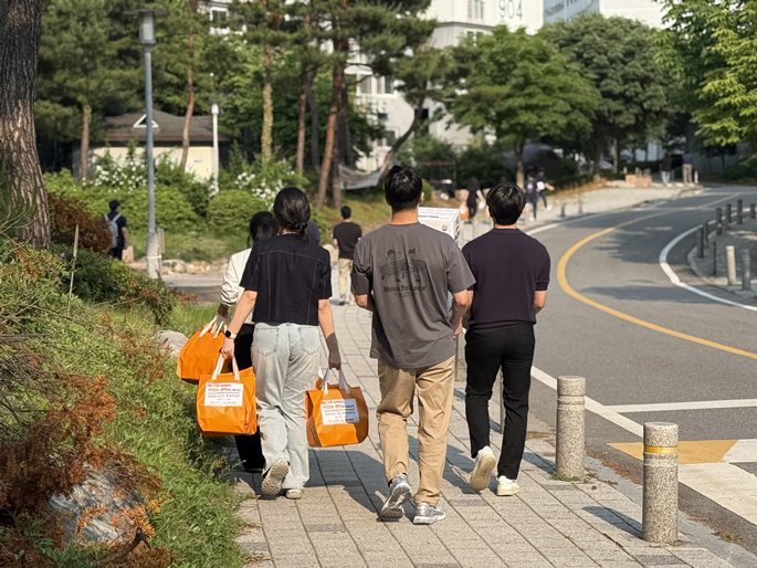 직접 만든 밑반찬을 가정에 전달하러 가는 모습 ⓒ타임즈 