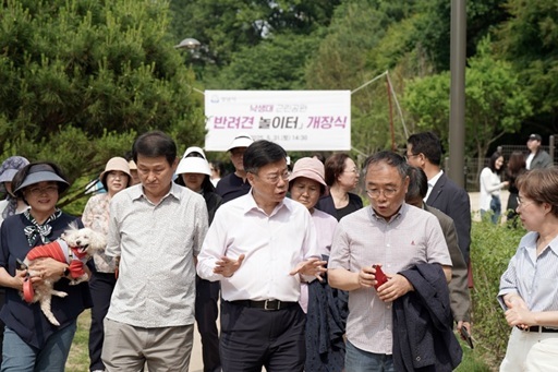 신상진 성남시장이 낙생대 근린공원 반려견 놀이터 개장식에 참석해 시설을 둘러보며 주민들과 대화를 나누고 있다 ⓒ타임즈 