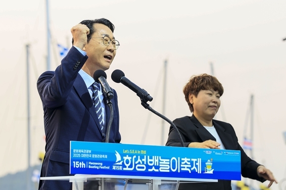 정명근 화성특례시장이 제15회 화성 뱃놀이 축제 개막식에서 힘찬 개회 선언을 하고 있다 ⓒ타임즈 