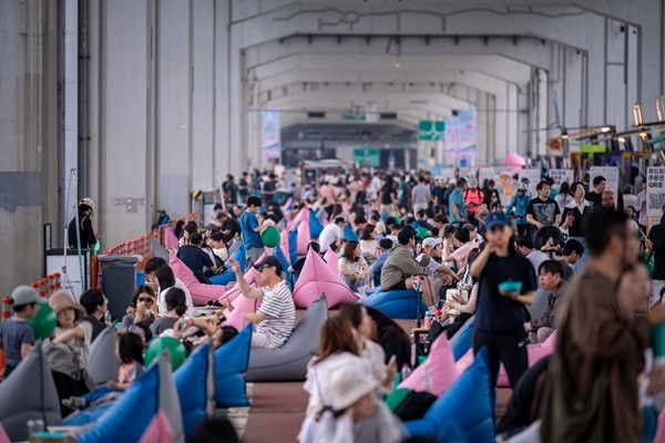 2025 서울관광 푸드 페스티벌 방문객들이 한강을 바라보며 휴식을 취하고 있다. ⓒ타임즈 