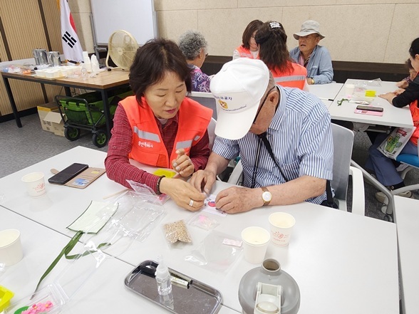 호국보훈의 달을 맞아, 6.25전쟁 제75주년을 기리며 대한민국을 위해 헌신한 참전유공자들과 이웃사랑을 실천하는 ‘온기나눔 캠페인’을 지난 6월 4일(화) 용인시청 제2별관 교육장에서 진행했다. 2 ⓒ타임즈 