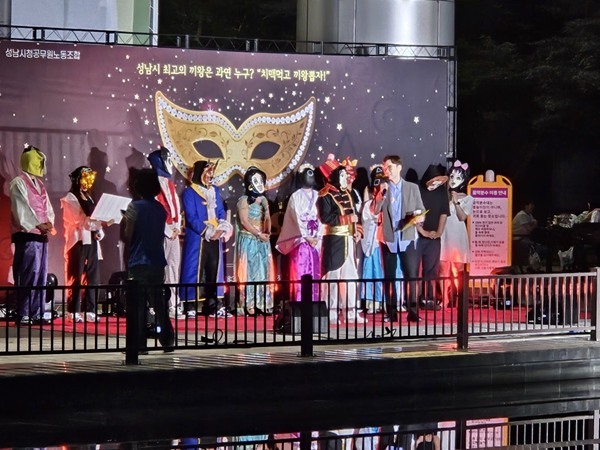 지난 6월 5일(금) 저녁 6시 30분, 성남시청 야외무대에서 한 여름밤의 축제 ‘복면끼왕 시즌2’를 열고 공무원 조합원들과 함께 뜨거운 여름밤을 즐겼다. 1 ⓒ타임즈 