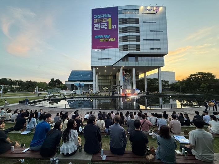 지난 6월 5일(금) 저녁 6시 30분, 성남시청 야외무대에서 한 여름밤의 축제 ‘복면끼왕 시즌2’를 열고 공무원 조합원들과 함께 뜨거운 여름밤을 즐겼다. 2 ⓒ타임즈 