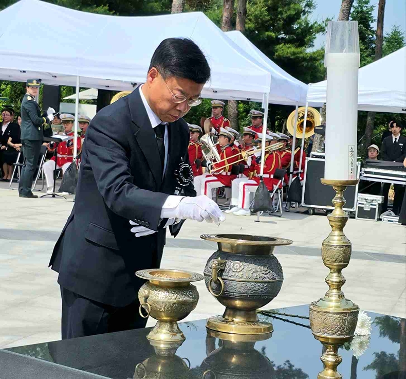 성남시, 제70회 현충일 추념식 개최 사진(1) ⓒ타임즈<br>
사진 설멸 : 신상진 시장이 헌화·분양 및 추념를 하고 있다.