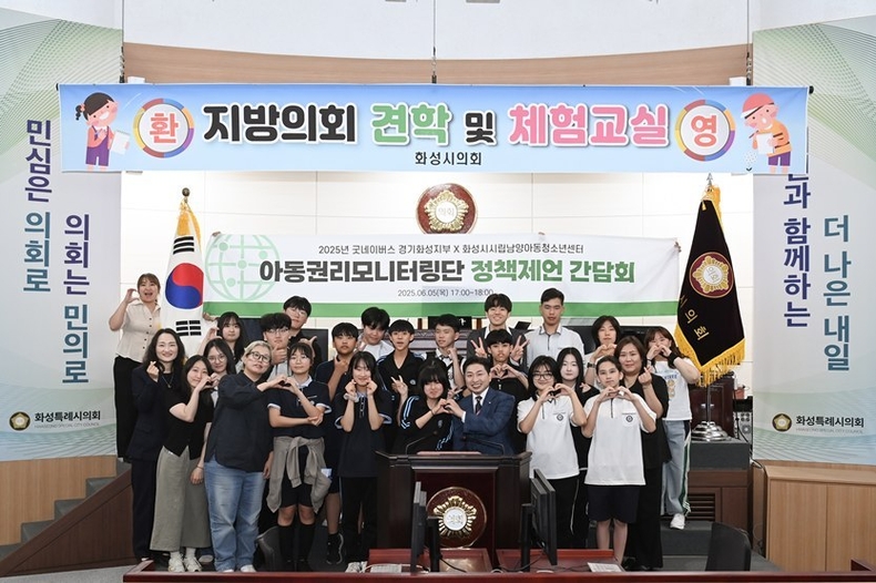 김종복 문화복지위원장과 단체 기념 사진 ⓒ타임즈