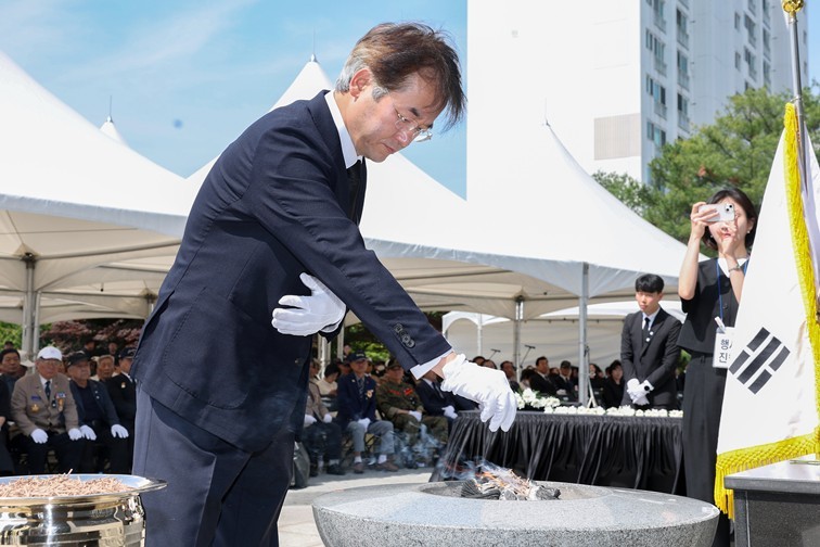 이동환 고양특례시장이 고양시 현충공원에서 열린 제70회 현충일 추념식에 참석해 분향하고 있다. ⓒ타임즈 