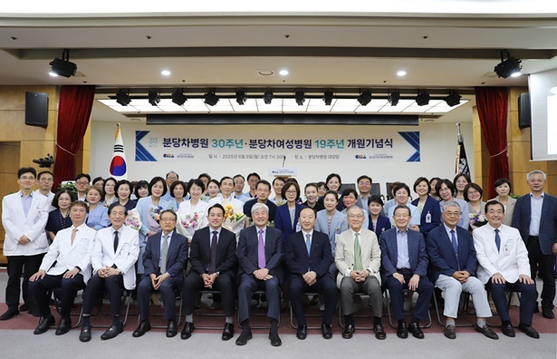 분당 차병원 개원 기념식을 마친 후 차병원 보직자와 30년 장기근속자 60명이 기념사진을 촬영하고 있다. ⓒ타임즈 