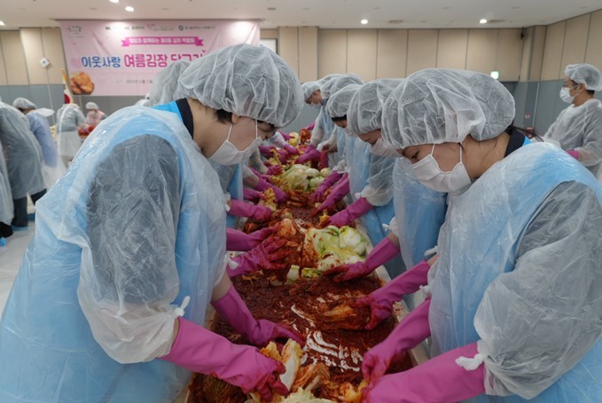 입맛을 돋우는 신선한 김치로 지역의 소외된 이과 온정과 사랑을 나누는 뜻깊은 행사가 6월 5일 성남시 탄천종합운동장 이벤트홀에서 열렸다. ⓒ타임즈 