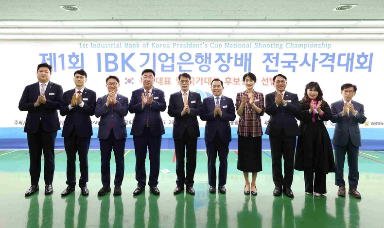 20250528 제1회 IBK기업은행장배 사격대회 ⓒ타임즈<br>
<사진은 28일 청주종합사격장에서 열린 제1회 IBK기업은행장배 전국사격대회 개회식에서 이범석 청주시장(왼쪽에서 네 번째), 김성태 IBK기업은행장(왼쪽에서 다섯 번째), 강연술 대한사격연맹회장(왼쪽에서 여섯 번째), 김수민 충청북도 정무부지사(왼쪽에서 일곱 번째) 및 주요 관계자들이 기념촬영을 하고 있는 모습>