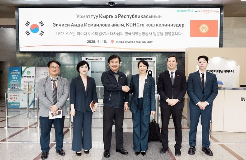 왼쪽 세번째부터 한난 정용기사장과 한난 본사를 방문한 키르기스스탄 아이다 이스마일로바 대사 ⓒ타임즈 