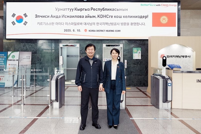 왼쪽부터 한난 정용기사장과 한난 본사를 방문한 키르기스스탄 아이다 이스마일로바 대사 ⓒ타임즈 