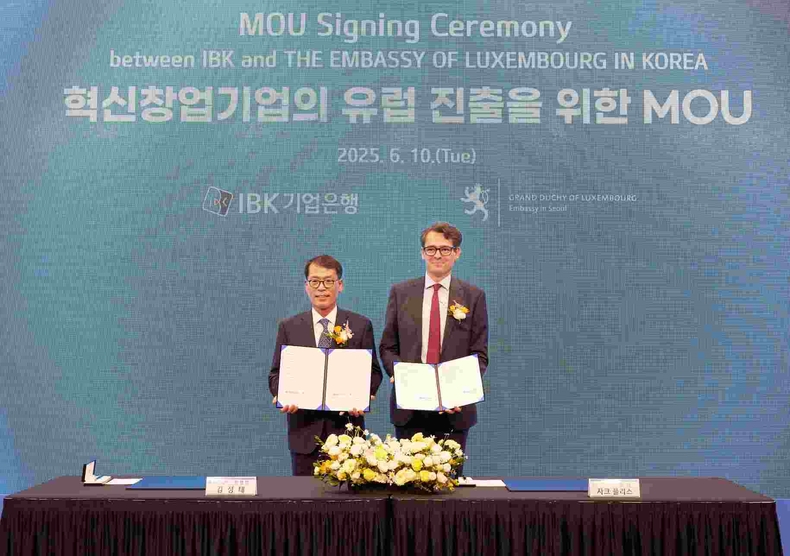 IBK기업은행-주한 룩셈부르크 대사관 업무협약식 ⓒ타임즈<br>
<사진은 10일 서울 을지로 IBK파이낸스타워에서 열린 업무협약식에서 김성태 IBK기업은행장(왼쪽), 자크 플리스 주한 룩셈부르크 대사(오른쪽)이 기념촬영을 하고 있는 모습>